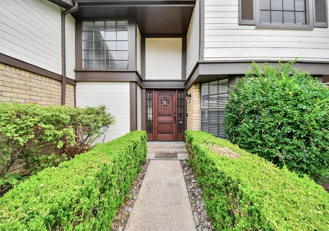 Photo 2 of Single family home for sale at 3211 The Highlands Dr, Sugar Land, TX 77478 | MLS# 67026769 | Listing updated on 2026-09-26