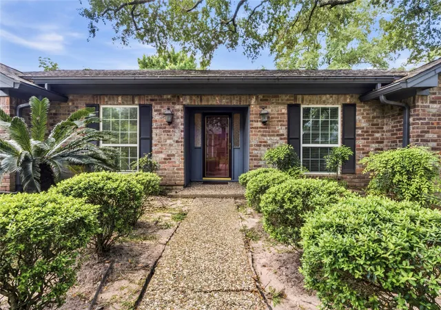 Photo 3 of Single family home for sale at 4118 Long Grv Dr, Seabrook, TX 77586 | MLS# 61181158 | Listing updated on 2026-09-11