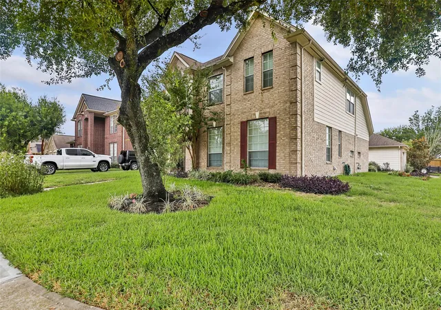 Photo 2 of Single family home for sale at 1831 Country Clb Cvs Dr, Baytown, TX 77521 | MLS# 84857368 | Listing updated on 2026-10-06