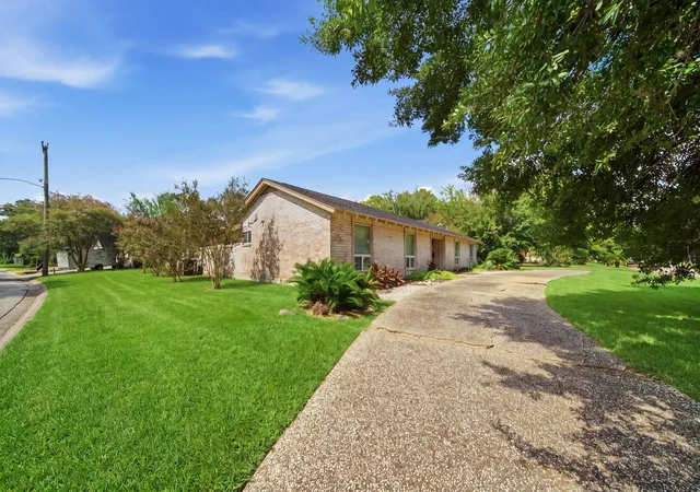 Photo 4 of Single family home for sale at 7701 Nairn St, Houston, TX 77074 | MLS# 77026691 | Listing updated on 2026-09-21
