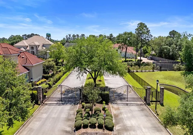 Photo 2 of Single family home for sale at 131 Lake Sterling Gate Dr, Spring, TX 77379 | MLS# 53194168 | Listing updated on 2026-09-27