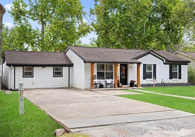 Photo 1 of Single family home for sale at 206 Edens Ave, League City, TX 77573 | MLS# 63919965 | Listing updated on 2026-09-19