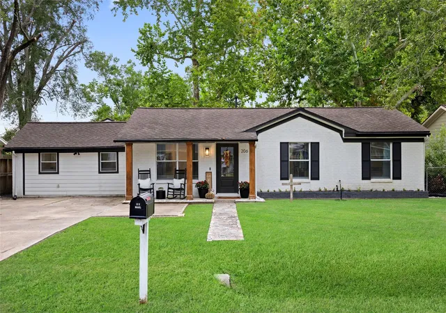 Photo 2 of Single family home for sale at 206 Edens Ave, League City, TX 77573 | MLS# 63919965 | Listing updated on 2026-09-19