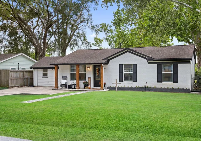 Photo 3 of Single family home for sale at 206 Edens Ave, League City, TX 77573 | MLS# 63919965 | Listing updated on 2026-09-19