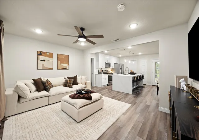 Photo 4 of Single family home for sale at 206 Edens Ave, League City, TX 77573 | MLS# 63919965 | Listing updated on 2026-09-19