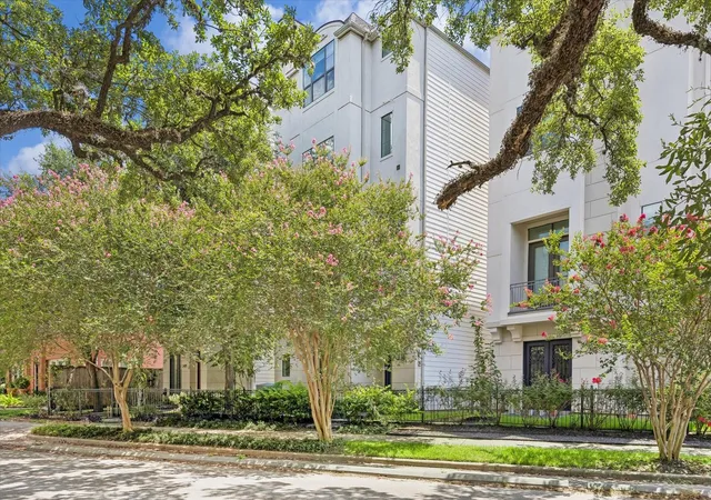 Photo 2 of Single family home for sale at 2423 Waugh Dr, Houston, TX 77006 | MLS# 44237657 | Listing updated on 2026-09-26