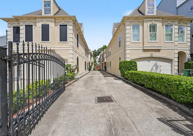 Photo 3 of Single family home for sale at 5718 Winsome Ln, Houston, TX 77057 | MLS# 87944726 | Listing updated on 2026-09-20