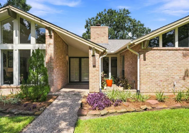 Photo 2 of Sale Pending at 5222 Westerham Pl, Houston, TX 77069 | MLS# 46859787 | Listing updated on 2026-09-18
