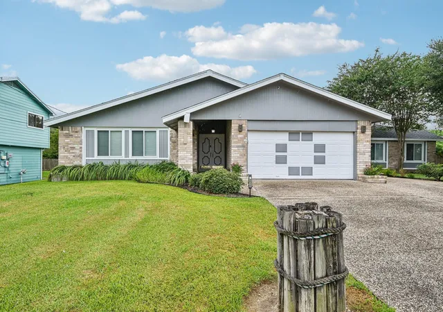 Photo 1 of Single family home for sale at 2535 Cliff Dr, Dickinson, TX 77539 | MLS# 8321177 | Listing updated on 2026-09-18