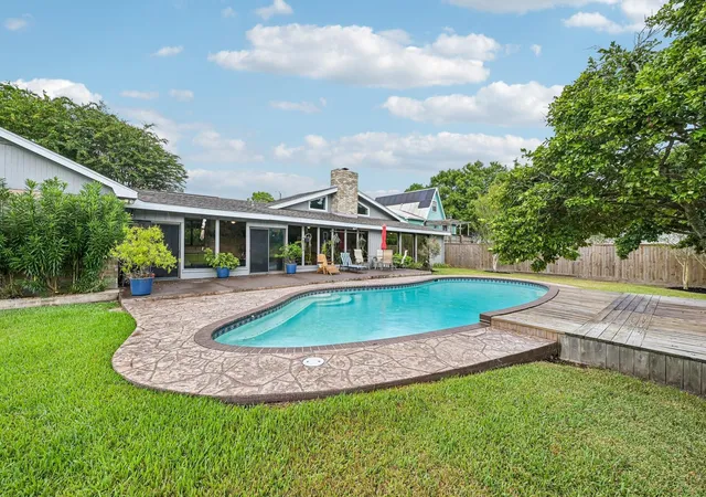 Photo 4 of Single family home for sale at 2535 Cliff Dr, Dickinson, TX 77539 | MLS# 8321177 | Listing updated on 2026-09-18