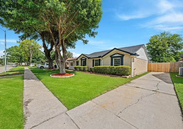 Photo 3 of Sale Pending at 9227 Vickijohn Dr, Houston, TX 77031 | MLS# 60355096 | Listing updated on 2026-10-07