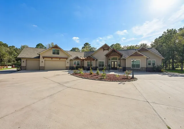 Photo 2 of Single family home for sale at 33135 Willow Bnd Rd, Waller, TX 77484 | MLS# 54250840 | Listing updated on 2026-09-25