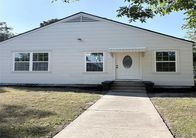 Photo 3 of Single family home for sale at 723 E Blackshear St, Navasota, TX 77868 | MLS# 35985651 | Listing updated on 2026-09-24