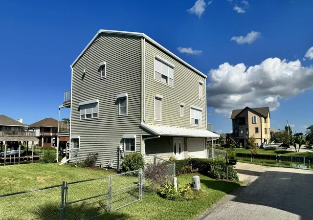 Photo 2 of Single family home for sale at 7 S Skimmer St, La Marque, TX 77568 | MLS# 39084034 | Listing updated on 2026-09-25