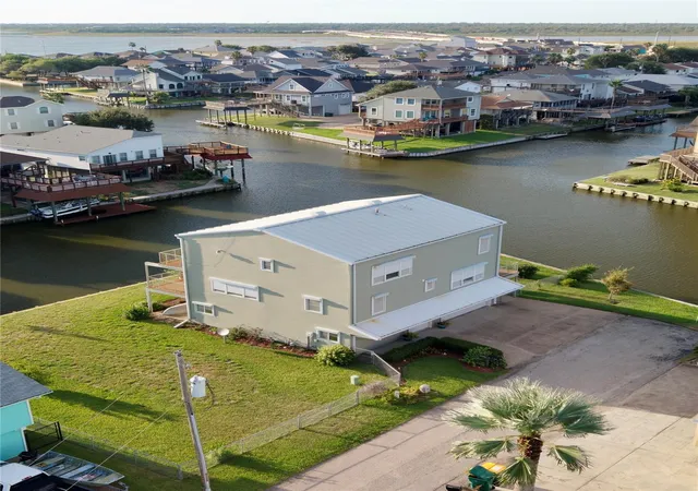 Photo 3 of Single family home for sale at 7 S Skimmer St, La Marque, TX 77568 | MLS# 39084034 | Listing updated on 2026-09-25