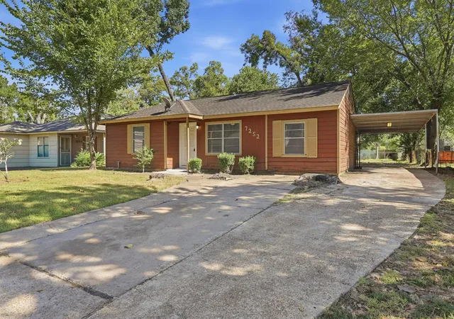 Photo 2 of Single family home for sale at 7252 Yoe St, Houston, TX 77016 | MLS# 11470257 | Listing updated on 2026-09-22
