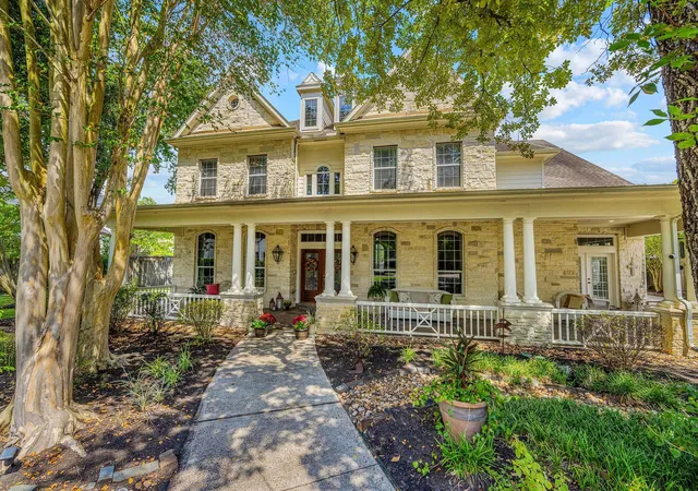 Single family home for sale at 1214 Gray Moss Ln, Houston, TX 77055 | MLS# 11654311