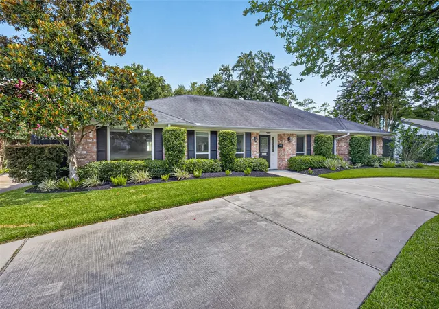Photo 2 of Single family home for sale at 10118 Briar Forest Dr, Houston, TX 77042 | MLS# 88257312 | Listing updated on 2026-09-20