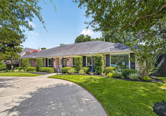 Photo 3 of Single family home for sale at 10118 Briar Forest Dr, Houston, TX 77042 | MLS# 88257312 | Listing updated on 2026-09-20