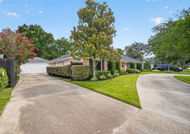 Photo 3 of Single family home for sale at 10118 Briar Forest Dr, Houston, TX 77042 | MLS# 88257312 | Listing updated on 2026-09-20
