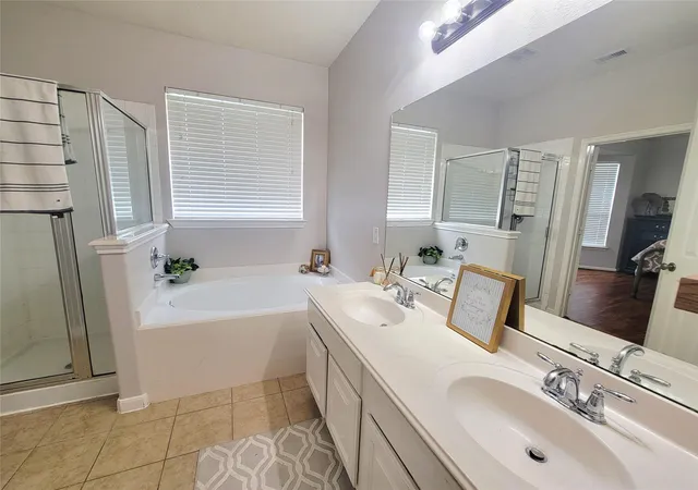 Photo 4 of Sale Pending at 8811 Henrico Ln, Rosenberg, TX 77469 | MLS# 4144910 | Listing updated on 2026-10-07