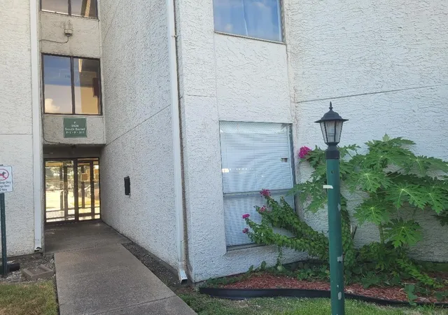 Listing Photo 5 - Condo for sale in building located at 2826 S Bartell Dr, Houston, TX 77054 - Unit #26