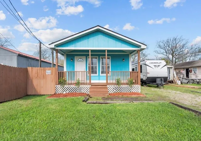 Photo 2 of Single family home for sale at 620 6th Street, Dickinson, TX 77539 | MLS# 91868397 | Listing updated on 2026-09-20