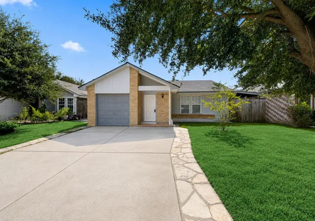 Photo 2 of Single family home for sale at 11918 E Marsham Cir, Houston, TX 77066 | MLS# 22420587 | Listing updated on 2026-09-10