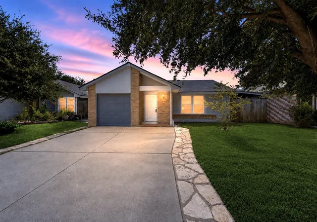 Photo 3 of Single family home for sale at 11918 E Marsham Cir, Houston, TX 77066 | MLS# 22420587 | Listing updated on 2026-09-10