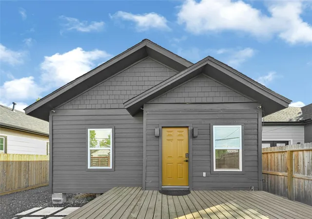 Photo 3 of Sale Pending at 3412 Simmons St, Houston, TX 77004 | MLS# 2937767 | Listing updated on 2026-10-06