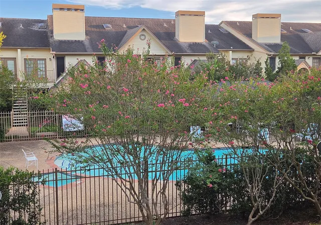 Listing Photo 4 - Condo for sale in building located at 2425 Holly Hall St, Houston, TX 77054 - Unit #60