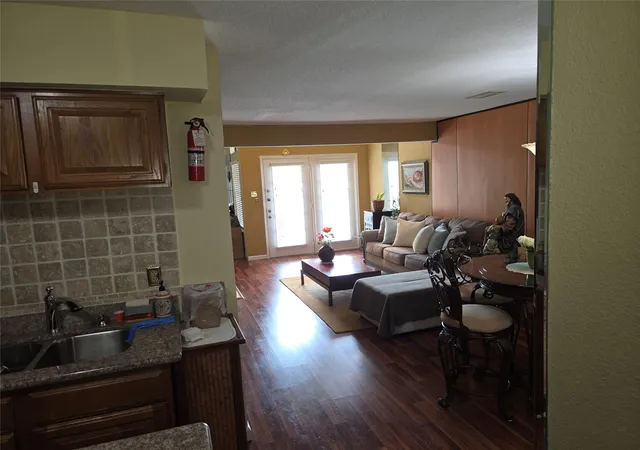 Listing Photo 5 - Condo for sale in building located at 2425 Holly Hall St, Houston, TX 77054 - Unit #60