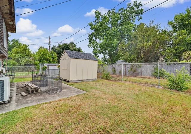 Photo 3 of Single family home for sale at 423 South 4th St, La Porte, TX 77571 | MLS# 64762398 | Listing updated on 2026-09-17