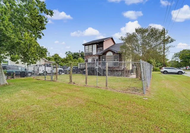 Photo 4 of Single family home for sale at 423 South 4th St, La Porte, TX 77571 | MLS# 64762398 | Listing updated on 2026-09-17