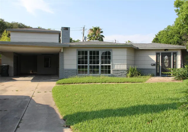 Photo 1 of Single family home for sale at 126 San Marino Dr, Galveston, TX 77550 | MLS# 34506518 | Listing updated on 2026-09-12