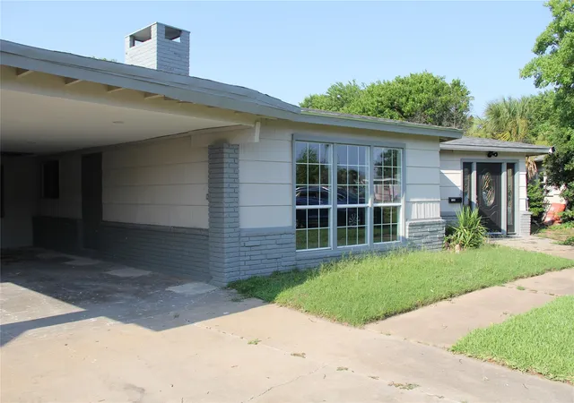 Photo 2 of Single family home for sale at 126 San Marino Dr, Galveston, TX 77550 | MLS# 34506518 | Listing updated on 2026-09-12