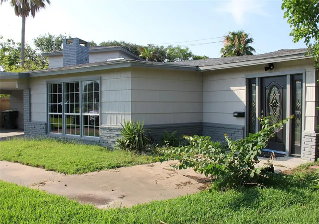 Photo 3 of Single family home for sale at 126 San Marino Dr, Galveston, TX 77550 | MLS# 34506518 | Listing updated on 2026-09-12