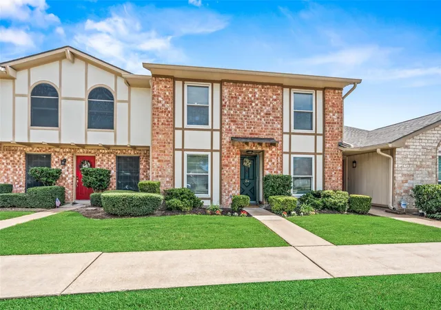 Photo 2 of Sale Pending at 24 Wellington Ct, Missouri City, TX 77459 | MLS# 84395088 | Listing updated on 2026-10-01