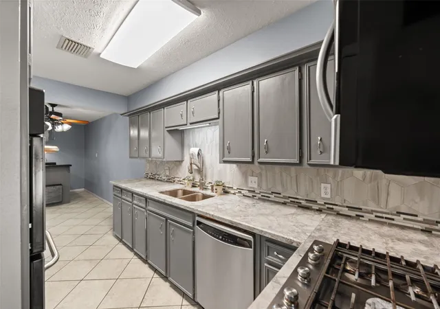 Photo 3 of Sale Pending at 24 Wellington Ct, Missouri City, TX 77459 | MLS# 84395088 | Listing updated on 2026-10-01