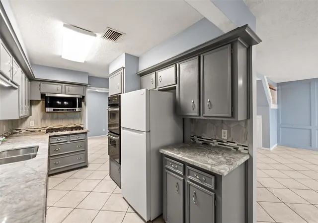 Photo 3 of Sale Pending at 24 Wellington Ct, Missouri City, TX 77459 | MLS# 84395088 | Listing updated on 2026-10-01