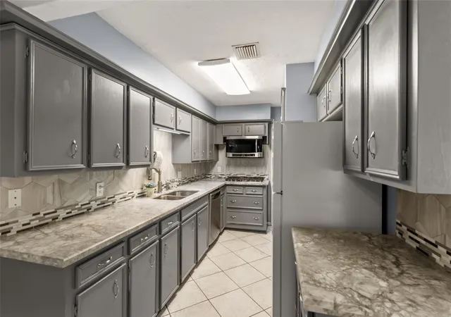 Photo 4 of Sale Pending at 24 Wellington Ct, Missouri City, TX 77459 | MLS# 84395088 | Listing updated on 2026-10-01