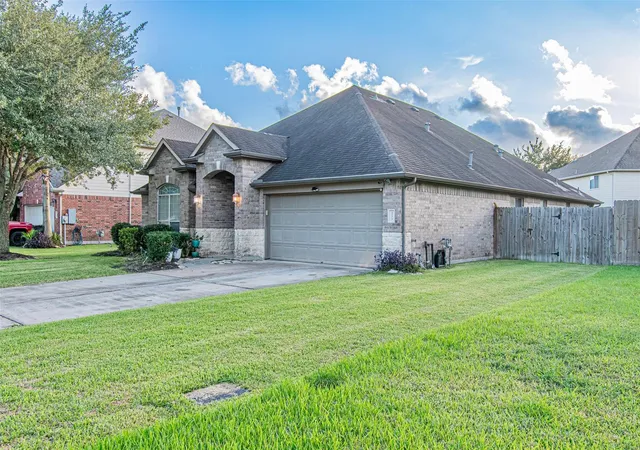 Photo 2 of Single family home for sale at 4108 S Meridian Greens Dr, Dickinson, TX 77539 | MLS# 16572730 | Listing updated on 2026-10-06