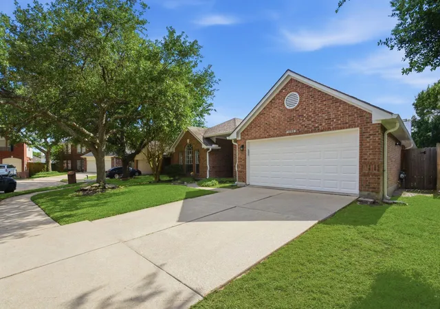 Photo 3 of Single family home for sale at 16918 Serenity Cvs Cir, Friendswood, TX 77546 | MLS# 47102788 | Listing updated on 2026-09-17