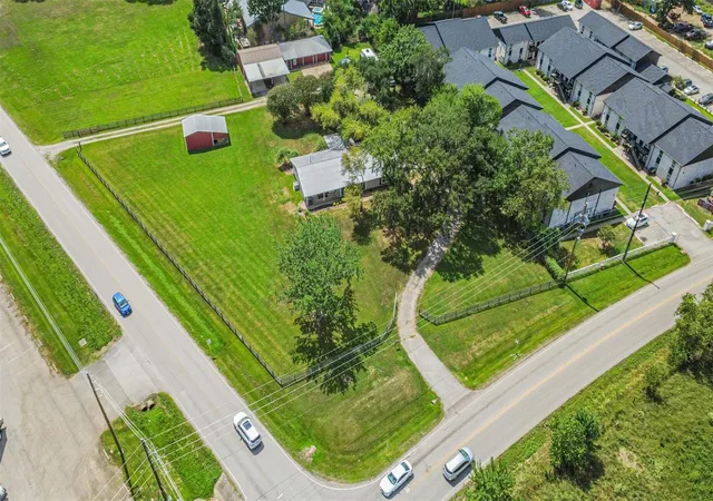 Photo 3 of Single family home for sale at 307 W Hufsmith Rd, Tomball, TX 77375 | MLS# 60091656 | Listing updated on 2026-09-23