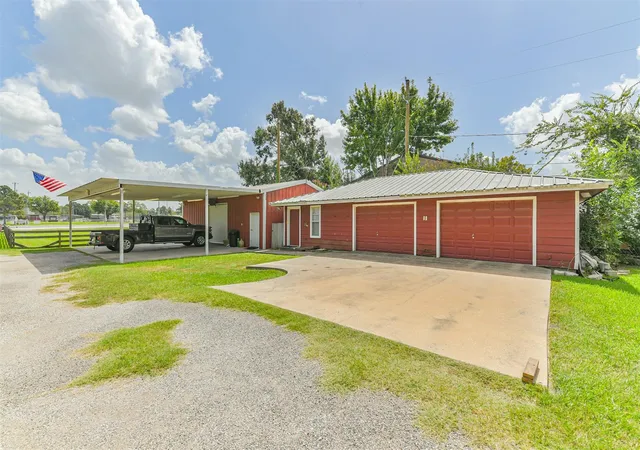 Photo 3 of Single family home for sale at 307 W Hufsmith Rd, Tomball, TX 77375 | MLS# 60091656 | Listing updated on 2026-09-23