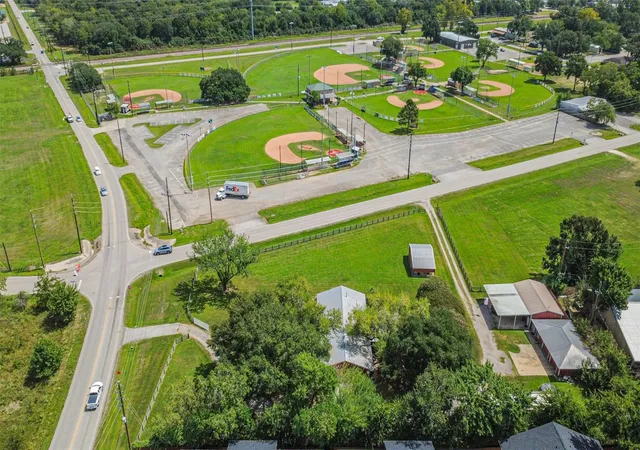 Photo 4 of Single family home for sale at 307 W Hufsmith Rd, Tomball, TX 77375 | MLS# 60091656 | Listing updated on 2026-09-23