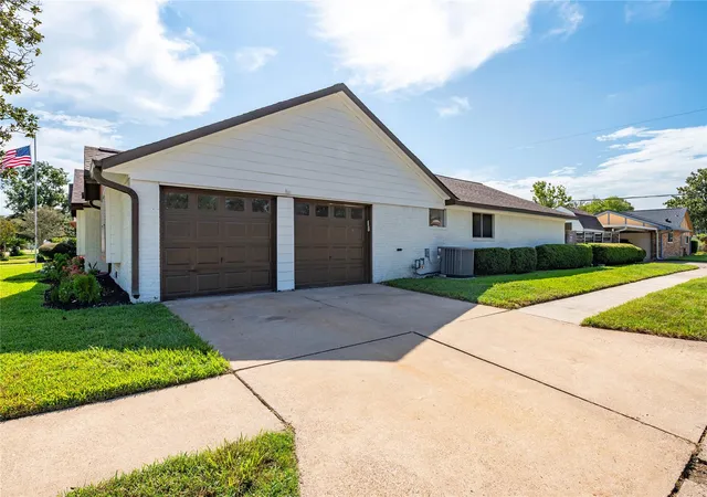 Photo 4 of Sale Pending at 717 Yale Ln, Deer Park, TX 77536 | MLS# 49077575 | Listing updated on 2026-10-05