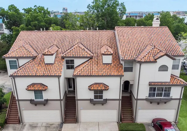 Townhouse for sale at 309 Lakeside Ln, Houston, TX 77058 | MLS# 65477796