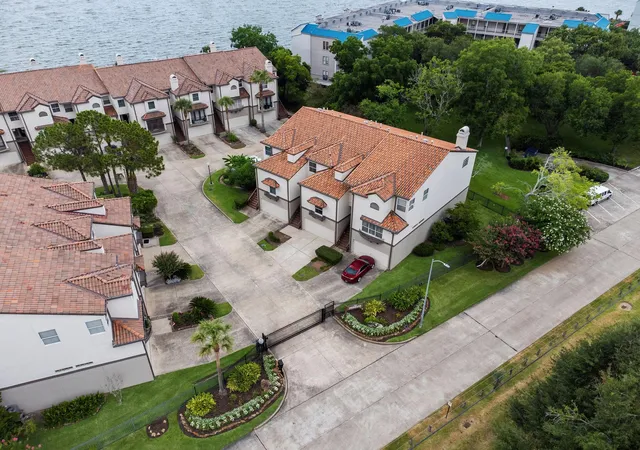 Photo 2 of Townhouse for sale at 309 Lakeside Ln, Houston, TX 77058 | MLS# 65477796 | Listing updated on 2026-10-08