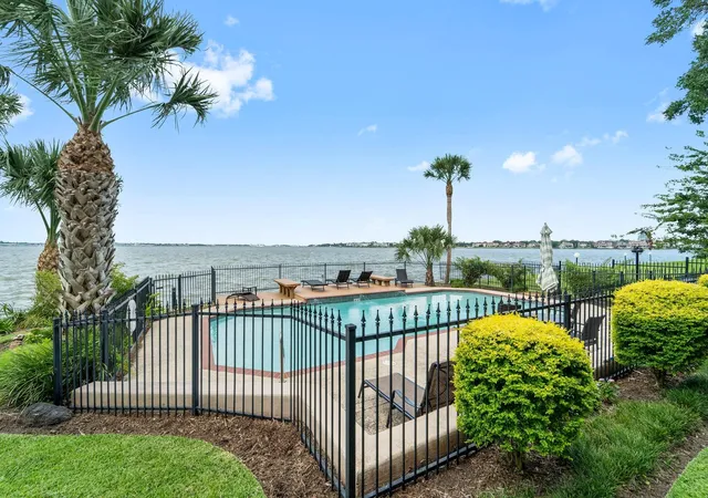 Photo 3 of Townhouse for sale at 309 Lakeside Ln, Houston, TX 77058 | MLS# 65477796 | Listing updated on 2026-10-08